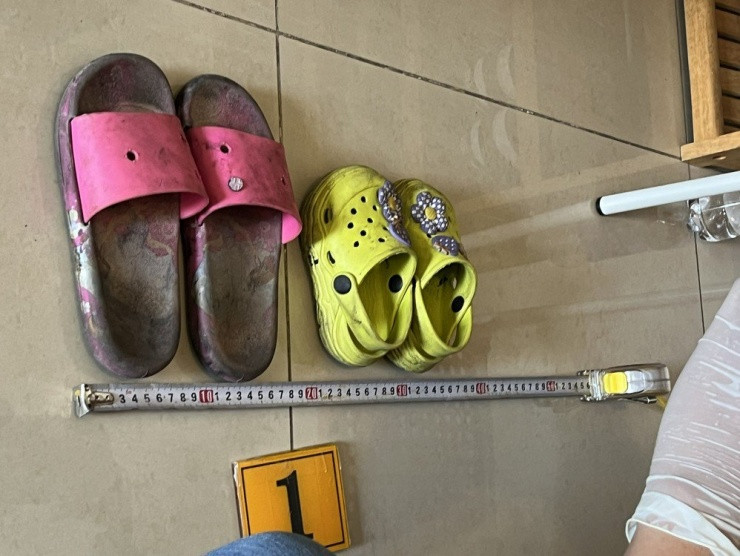 Đồ đạc của 2 bé gái được tìm thấy tại chung cư.