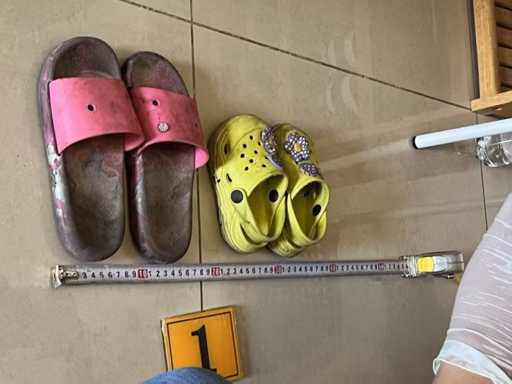 Đồ đạc của 2 bé gái được tìm thấy tại chung cư.