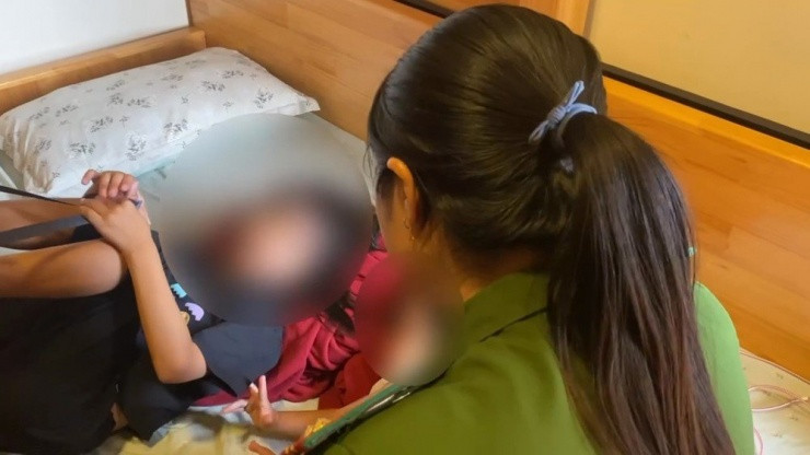 Hai bé gái được lực lượng chức năng tìm thấy.