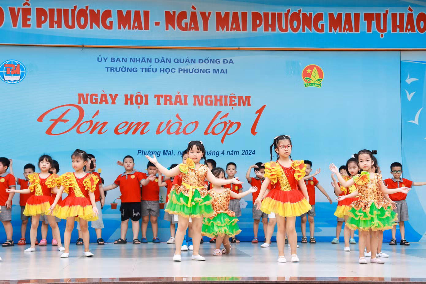 Những tiết mục văn nghệ được thầy cô và các bạn học sinh của trường chuẩn bị tỉ mỉ.