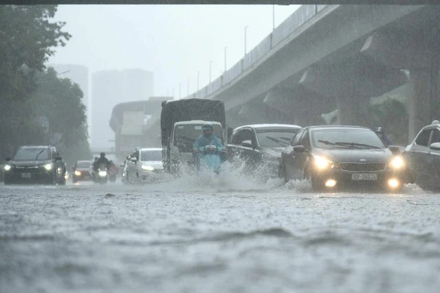 Mưa lớn sáng 5/6 đã gây ngập lụt và ùn tắc giao thông nghiêm trọng. (Ảnh: Hữu Hưng)