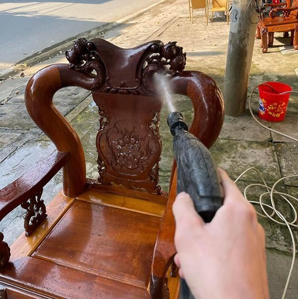 Vòi xịt công suất lớn là một trong những phương án mà nhiều người lựa chọn để vệ sinh những bộ bàn ghế nhiều hoạ tiết chạm trổ. Vòi xịt công suất lớn là một trong những phương án mà nhiều người lựa chọn để vệ sinh những bộ bàn ghế nhiều hoạ tiết chạm trổ.