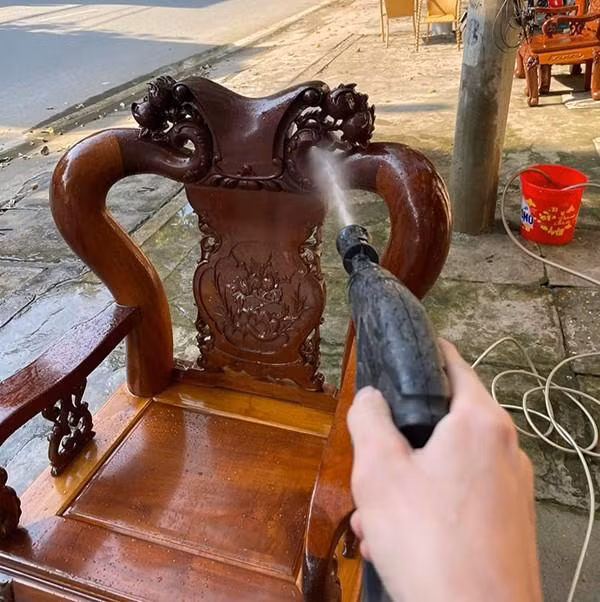 Vòi xịt công suất lớn là một trong những phương án mà nhiều người lựa chọn để vệ sinh những bộ bàn ghế nhiều hoạ tiết chạm trổ.