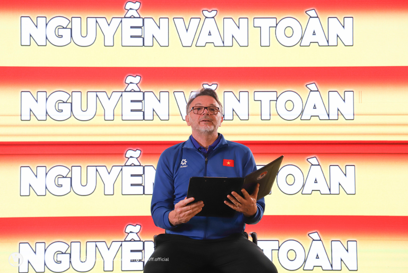 HLV Philippe Troussier trực tiếp công bố danh sách 28 cầu thủ được lựa chọn cho hai trận đấu gặp ĐT Indonesia. HLV Philippe Troussier trực tiếp công bố danh sách 28 cầu thủ được lựa chọn cho hai trận đấu gặp ĐT Indonesia.