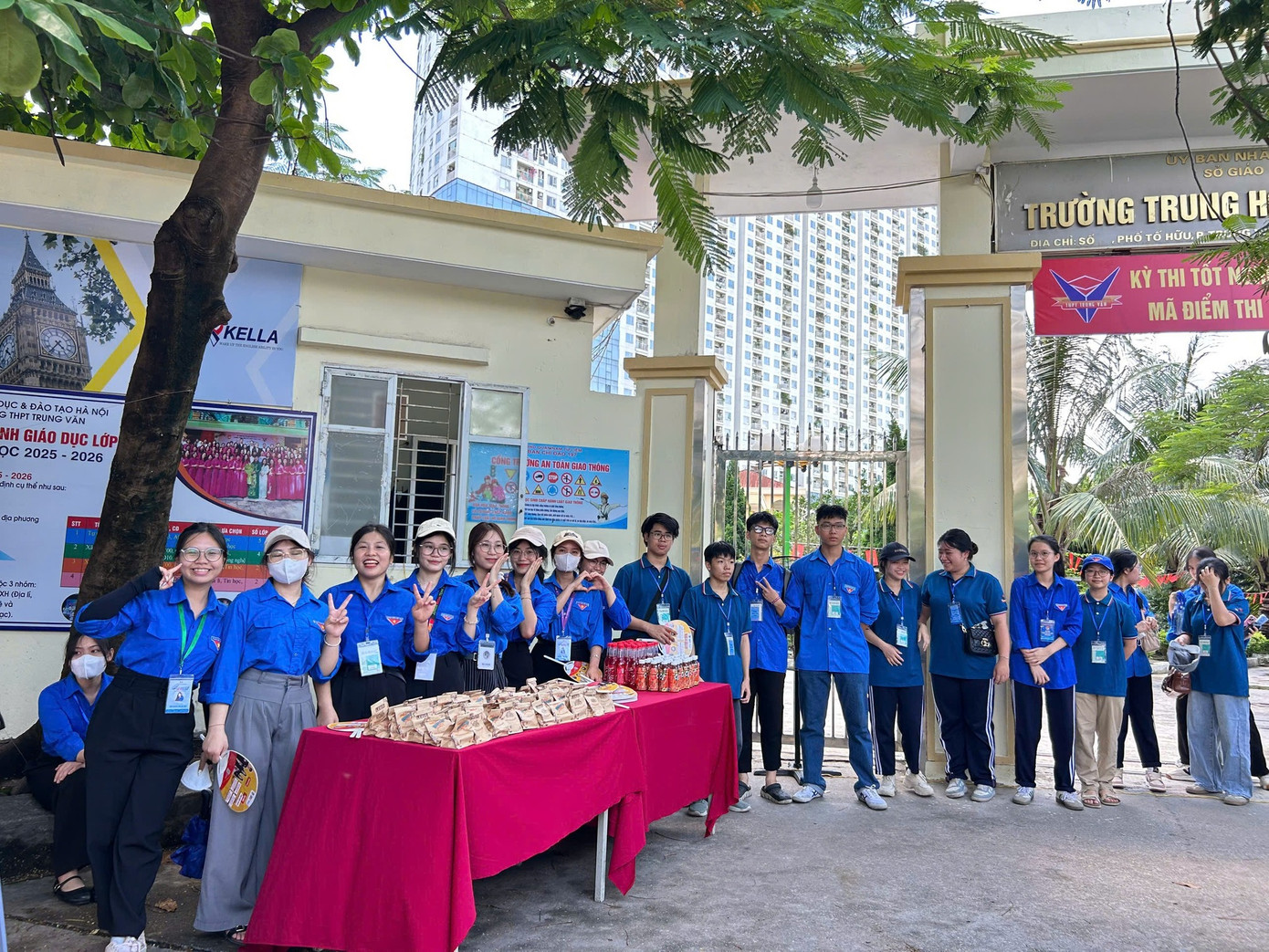 Đội hình tiếp sức mùa thi tại điểm thi THPT Trung Văn.