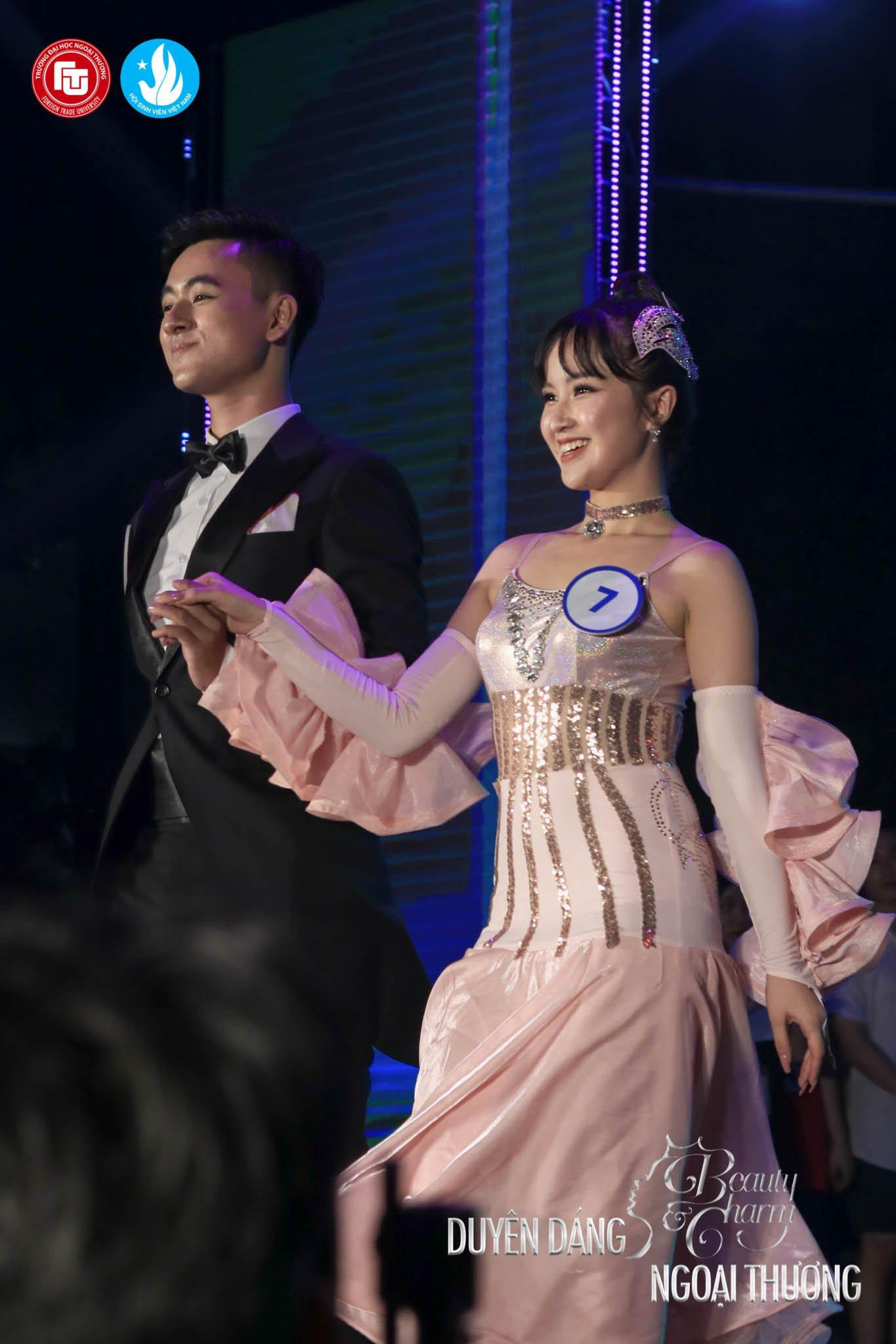 Đào Hiền Thục Anh và Nguyễn Đức Minh trong bộ trang phục khiêu vũ thể thao. Đào Hiền Thục Anh và Nguyễn Đức Minh trong bộ trang phục khiêu vũ thể thao.