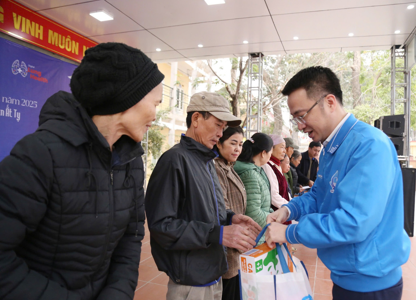 Đồng chí Nguyễn Tường Lâm tặng quà cho gia đình chính sách tại chương trình. Đồng chí Nguyễn Tường Lâm tặng quà cho gia đình chính sách tại chương trình.
