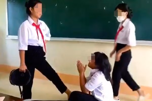 Nạn nhân chắp tay khóc van xin nhưng vẫn bị hành hung.