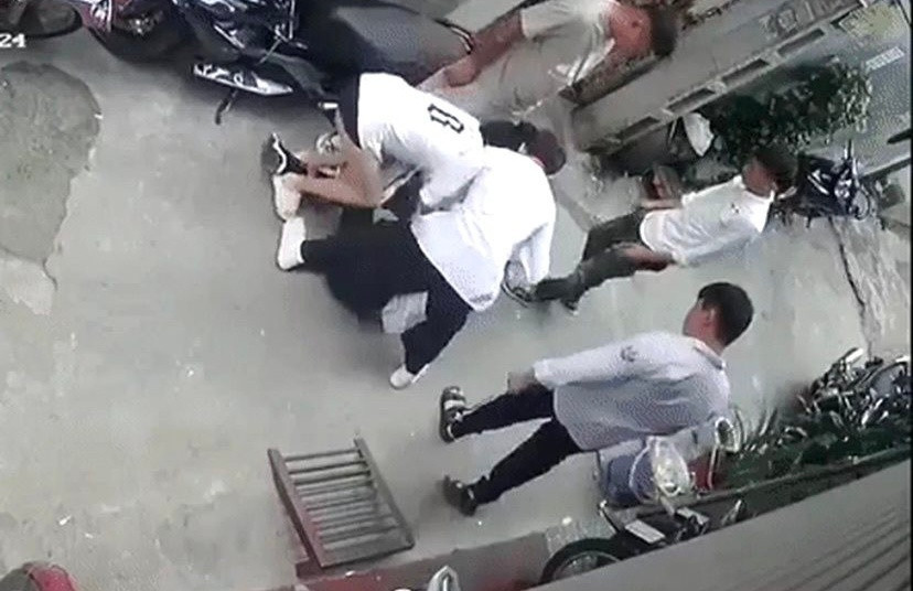 Nam sinh bị bạn và người nhà của bạn đánh vào chiều 26/8. (Ảnh cắt từ clip) Nam sinh bị bạn và người nhà của bạn đánh vào chiều 26/8. (Ảnh cắt từ clip)