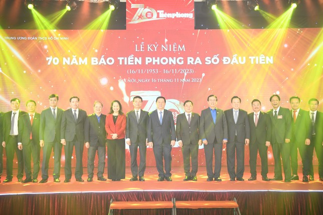 Ban Biên tập, cán bộ báo Tiền Phong chụp hình lưu niệm cùng các đồng chí lãnh đạo Đảng, Nhà nước, các cơ quan Trung ương tại Lễ kỷ niệm. Ban Biên tập, cán bộ báo Tiền Phong chụp hình lưu niệm cùng các đồng chí lãnh đạo Đảng, Nhà nước, các cơ quan Trung ương tại Lễ kỷ niệm.