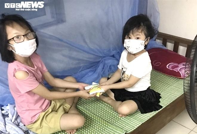 Hai em nhỏ có bố mất vì COVID-19 tự chăm sóc nhau tại khu cách ly. (Ảnh VTC News)