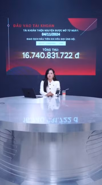 Phạm Thoại livestream phân trần về số tiền quyên góp cho bé Bắp chữa bệnh.