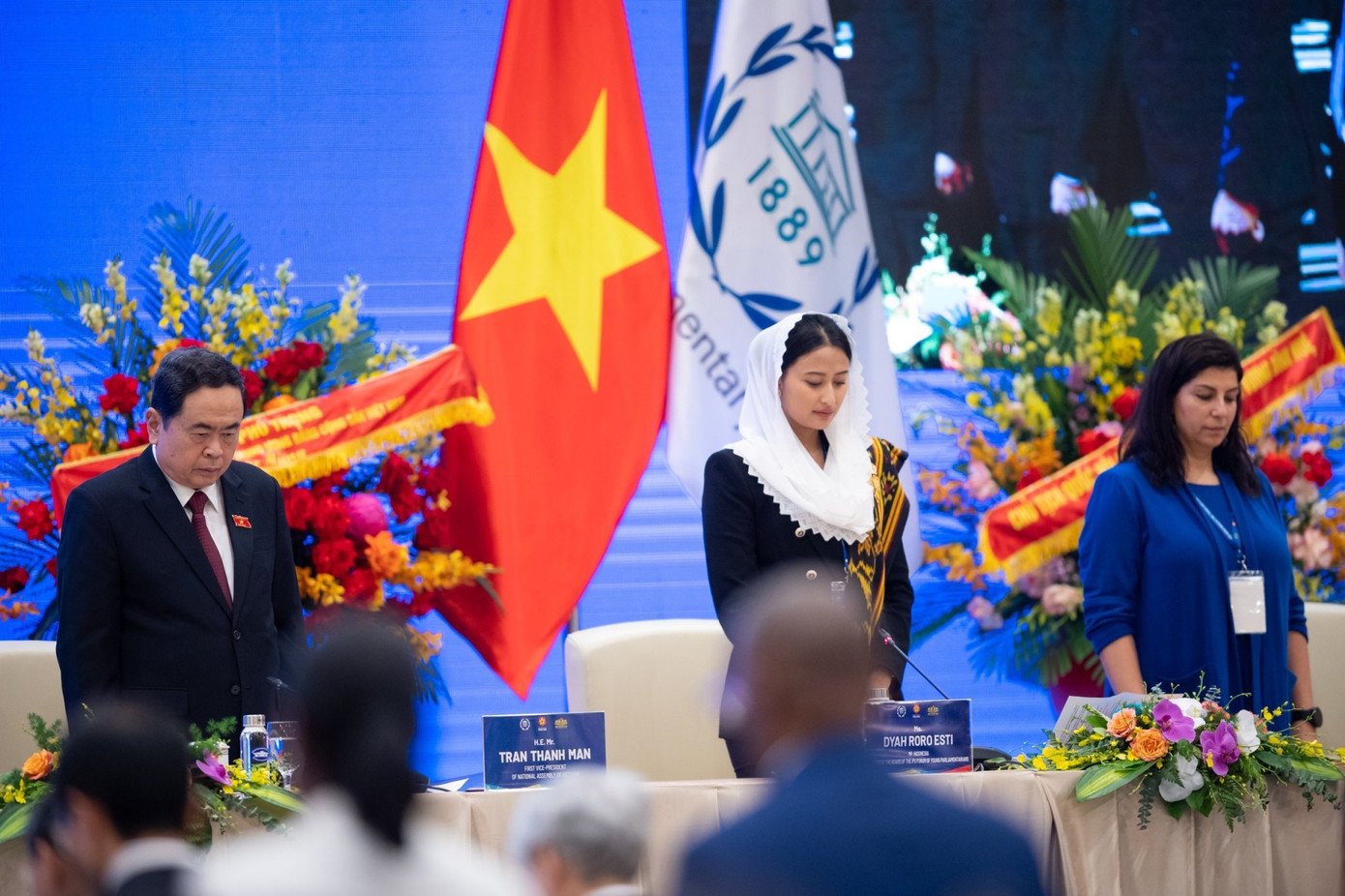 Chủ tịch Quốc hội Vương Đình Huệ cùng các đồng chí lãnh đạo, đại biểu dự Hội nghị dành một phút mặc niệm tỏ lòng thương tiếc các nạn nhân trên thế giới vừa trải qua nhiều thảm họa.