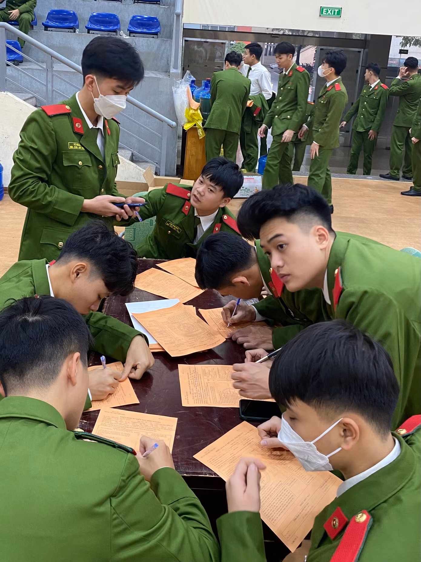 Các sinh viên Học viện Cảnh sát Nhân dân đăng ký hiến máu.
