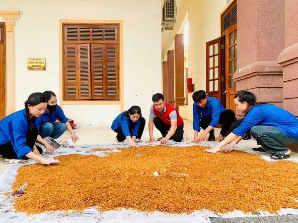 Tuổi trẻ Nghi Thủy (TX. Cửa Lò) đồng hành, hỗ trợ thực hiện chế biến mực rim, tép rim và tiếp nhận ủng hộ các nhu yếu phẩm gửi về đồng bào Miền Bắc.