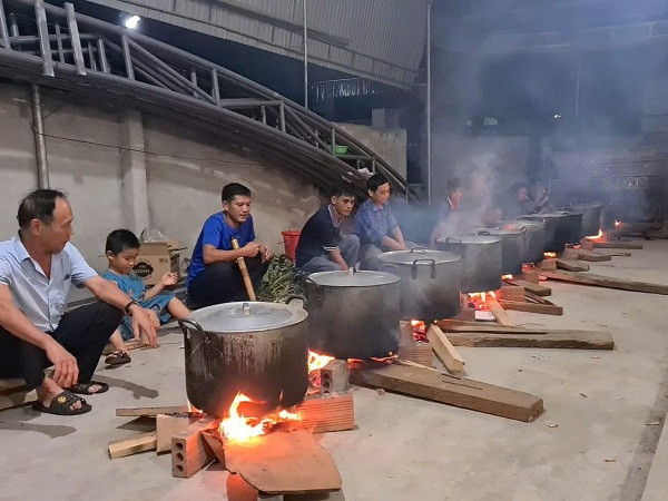 Thanh niên và người dân xã Võ Liệt (huyện Thanh Chương) thức xuyên đêm nấu bánh chưng, bánh tét. Đã có gần 2.000 chiếc bánh được tuổi trẻ và bà con xã Võ Liệt hoàn thành. Số bánh này cùng với các thực phẩm thiết yếu khác sẽ được trao tận tay người dân vùng lũ.