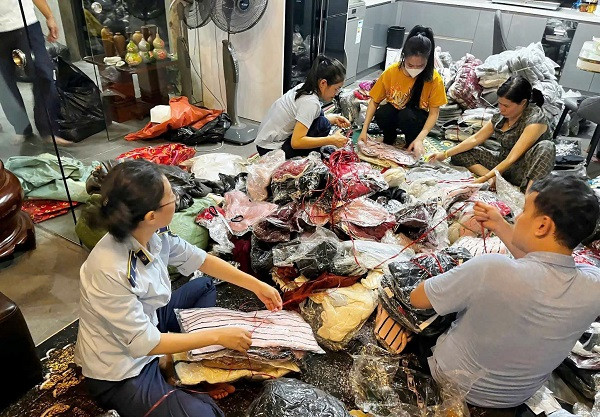 Đoàn viên thanh niên khối các cơ quan tỉnh gói gửi quần áo cho bà con nhân dân vùng lũ.