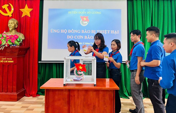 Đoàn viên, thanh niên huyện Đô Lương tiến hành ủng hộ đồng bào đang gặp thiên tai. Chỉ tính riêng buổi sáng đã quyên góp được hơn 24 triệu đồng.