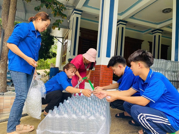 Tại huyện Nam Đàn, tuổi trẻ địa phương đã đóng hơn 7.500 lít nước khoáng khe Kẹp hỗ trợ người dân vùng ngập lụt.