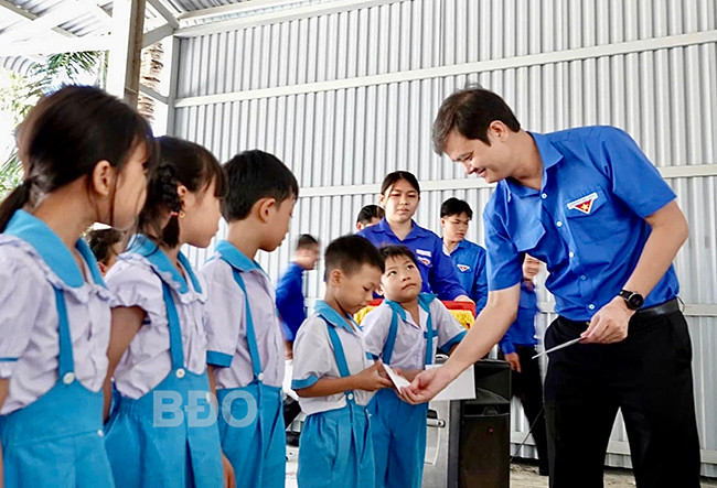 Bí thư thứ nhất Trung ương Đoàn Bùi Quang Huy tặng học bổng cho học sinh có hoàn cảnh khó khăn. (Ảnh: D.L) Bí thư thứ nhất Trung ương Đoàn Bùi Quang Huy tặng học bổng cho học sinh có hoàn cảnh khó khăn. (Ảnh: D.L)