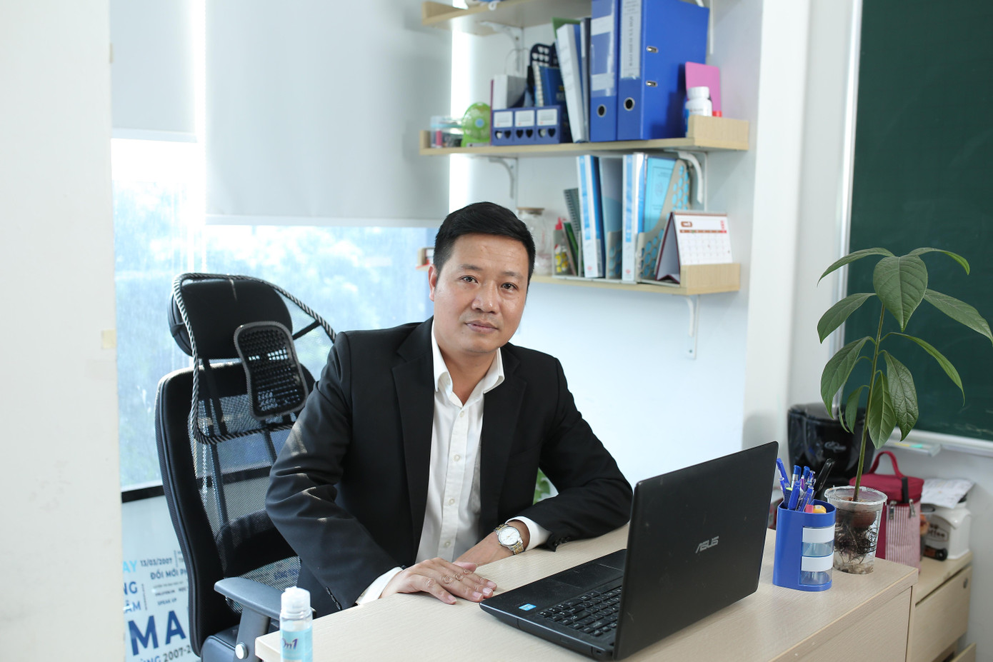 Thầy Trần Văn Năng, Giáo viên môn Giáo dục Công dân - trường THPT chuyên Hà Nội - Amsterdam. Thầy Trần Văn Năng, Giáo viên môn Giáo dục Công dân - trường THPT chuyên Hà Nội - Amsterdam.