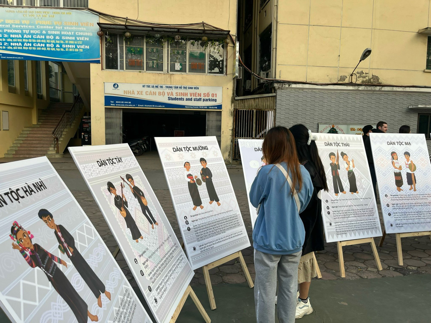 Các bạn sinh viên chăm chú tham quan triển lãm. Các bạn sinh viên chăm chú tham quan triển lãm.