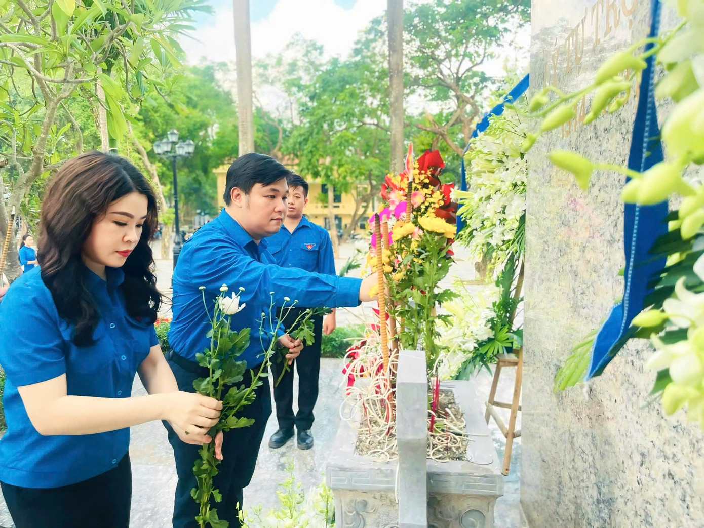 Trưởng Ban Tuyên giáo Trung ương Đoàn Nguyễn Thái An và Bí thư Thành đoàn Hà Nội Chu Hồng Minh dâng hương, dâng hoa tại Tượng đài anh Lý Tự Trọng.