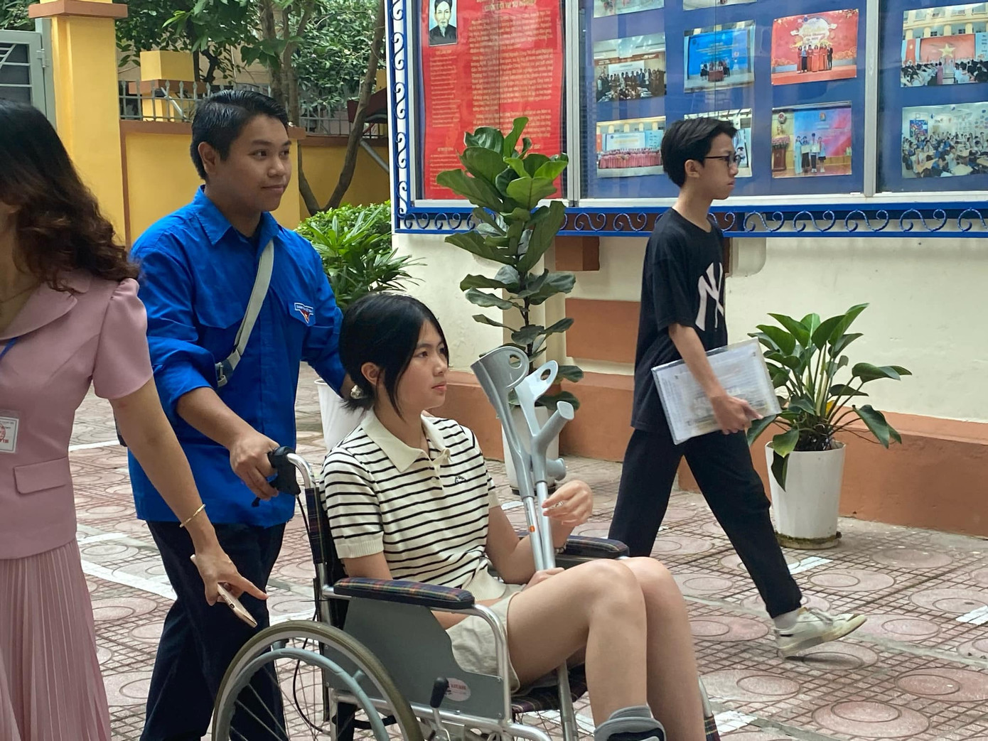 Các thanh niên tình nguyện hỗ trợ thí sinh tại các điểm thi thuộc quận Ba Đình, Hà Nội. (Ảnh: Phương Thảo) Các thanh niên tình nguyện hỗ trợ thí sinh tại các điểm thi thuộc quận Ba Đình, Hà Nội. (Ảnh: Phương Thảo)