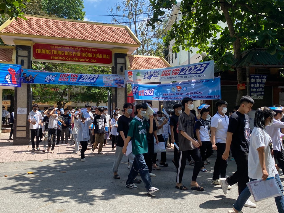 Thí sinh kết thúc buổi thi môn tổ hợp vào sáng nay 29/6 tại điểm thi THPT Xuân Mai (Hà Nội). Thí sinh kết thúc buổi thi môn tổ hợp vào sáng nay 29/6 tại điểm thi THPT Xuân Mai (Hà Nội).