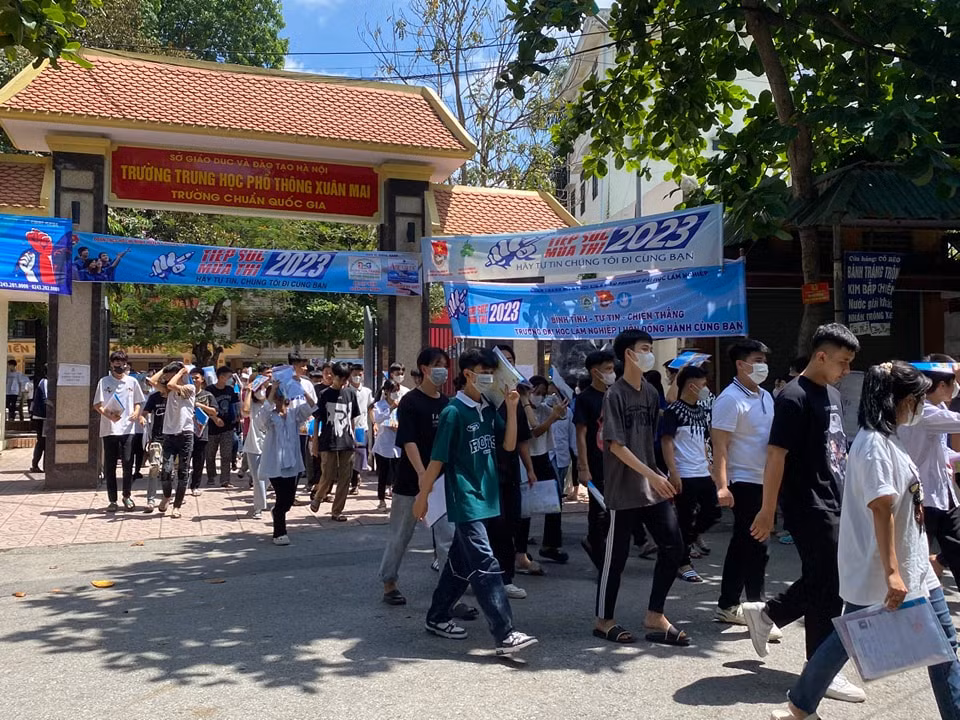 Thí sinh kết thúc buổi thi môn tổ hợp vào sáng nay 29/6 tại điểm thi THPT Xuân Mai (Hà Nội).