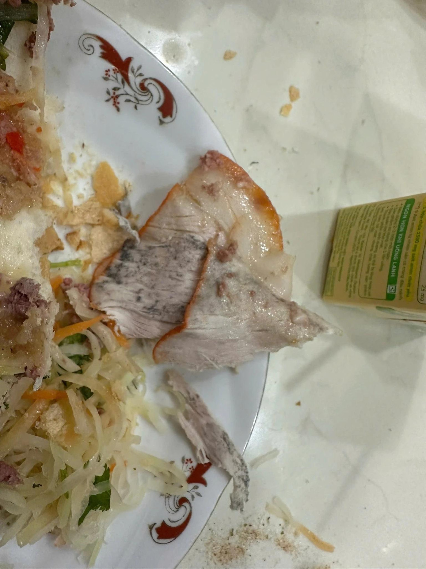 Hình ảnh miếng thịt có màu đen bất thường do anh T. chụp và đăng tải. Hình ảnh miếng thịt có màu đen bất thường do anh T. chụp và đăng tải.