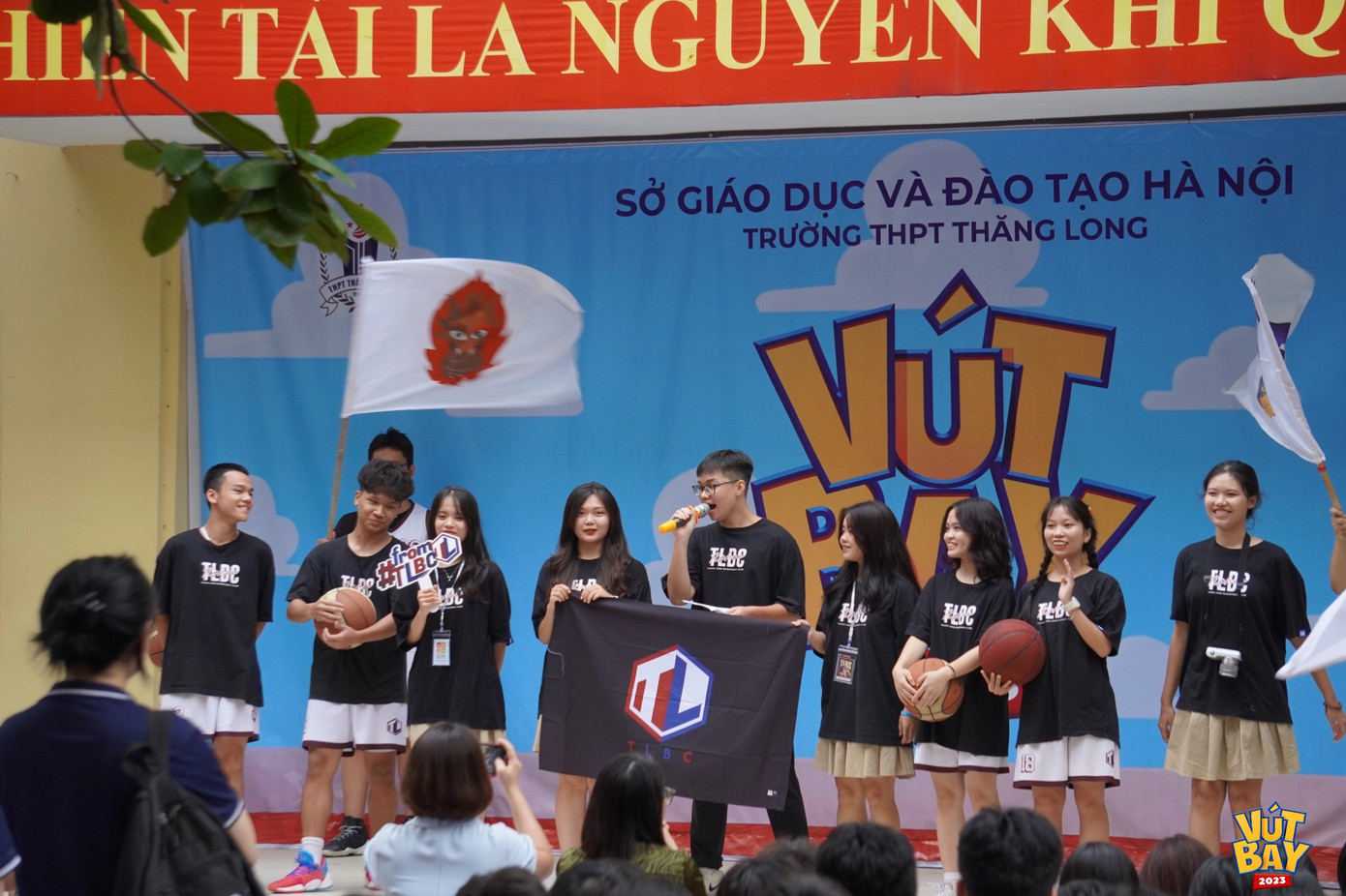 Thang Long Basketball Club với màn trình diễn bóng rổ ấn tượng trên sân khấu.