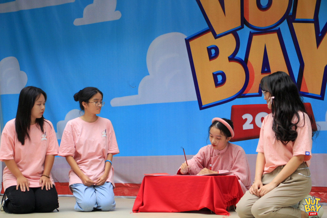 “Viết thư pháp” - một nét đẹp truyền thống trong nghệ thuật Á Đông được Thanglong Literature Value (CLB Văn học) tái hiện lại ngay trên sân khấu.