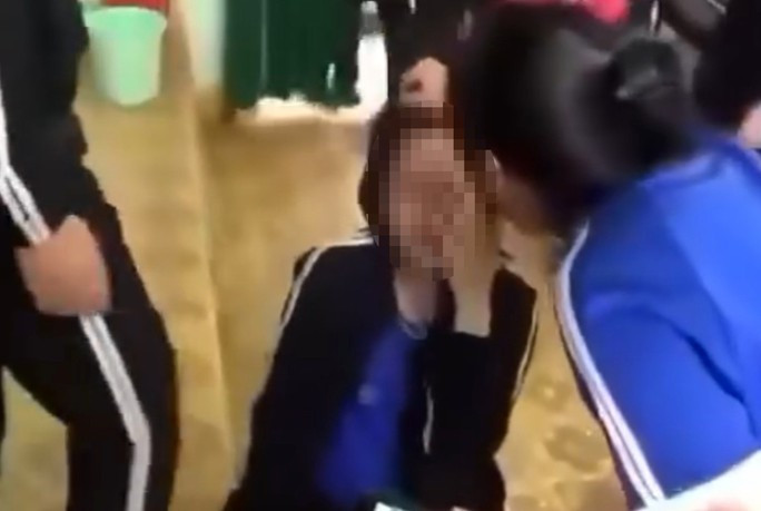 Hình ảnh nữ sinh Nh. bị bạn cùng lớp đánh hội đồng. Hình ảnh nữ sinh Nh. bị bạn cùng lớp đánh hội đồng.