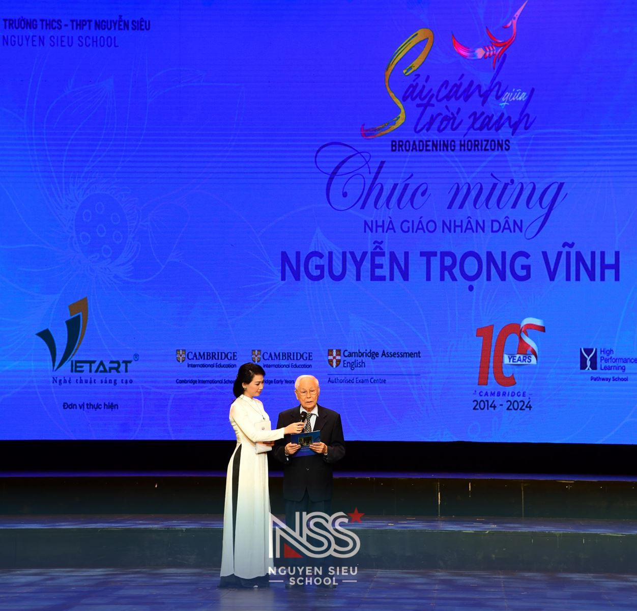 Thầy Vĩnh nói lời cảm tạ các thế hệ đã cùng ông vun đắp sự nghiệp trồng người.