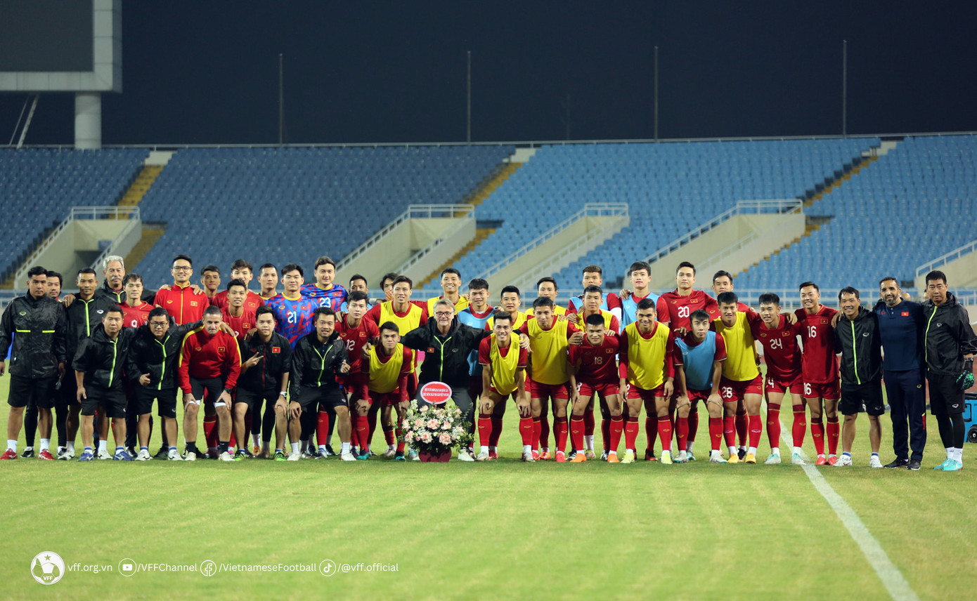 ĐT Việt Nam cùng ban huấn luyện tại sân vận động Mỹ Đình tối 20/11.