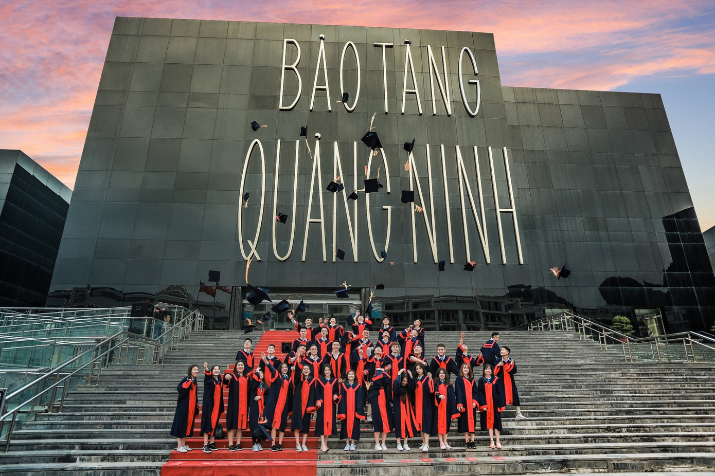 Học sinh Quảng Ninh chụp ảnh kỷ yếu tại Bảo tàng Quảng Ninh. (Ảnh: Tin giáo dục Quảng Ninh)