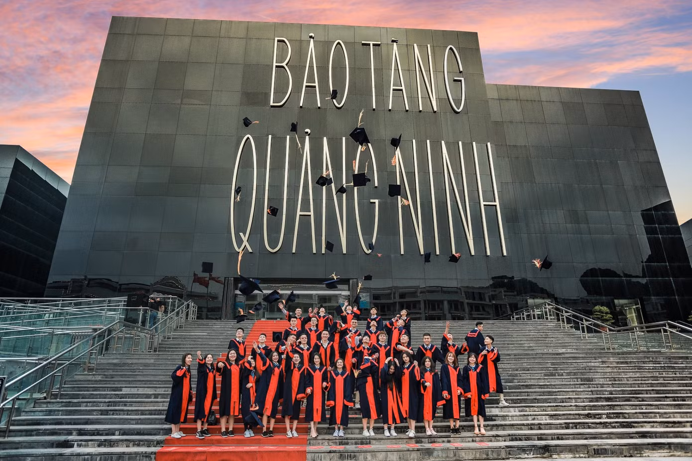 Học sinh Quảng Ninh chụp ảnh kỷ yếu tại Bảo tàng Quảng Ninh. (Ảnh: Tin giáo dục Quảng Ninh)