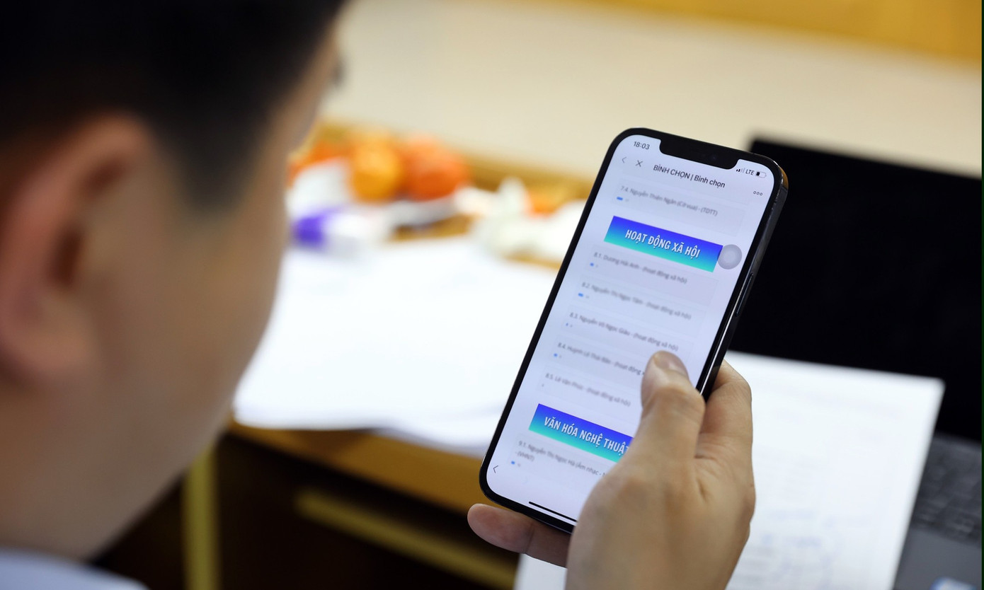 Các đại biểu bỏ phiếu bình chọn đề cử vào vòng bình chọn trực tuyến. (Ảnh: Như Ý) Các đại biểu bỏ phiếu bình chọn đề cử vào vòng bình chọn trực tuyến. (Ảnh: Như Ý)