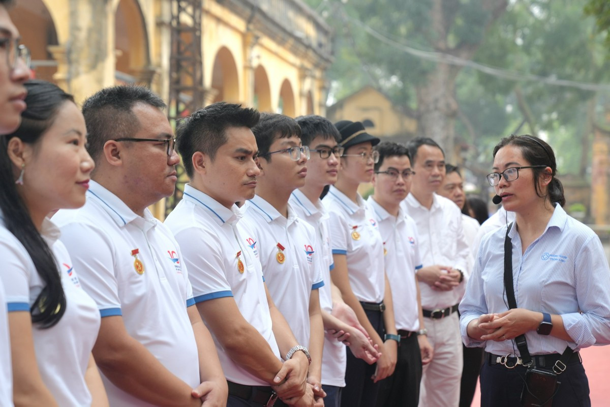 Các gương mặt trẻ lắng nghe hướng dẫn của thuyết minh viên khi bắt đầu chuyến tham quan. Các gương mặt trẻ lắng nghe hướng dẫn của thuyết minh viên khi bắt đầu chuyến tham quan.