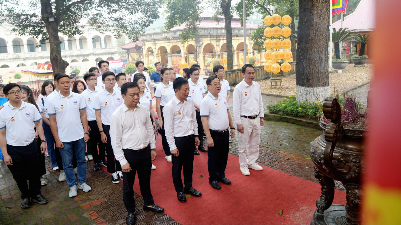 Đoàn tham quan thực hiện nghi lễ dâng hương. Đoàn tham quan thực hiện nghi lễ dâng hương.