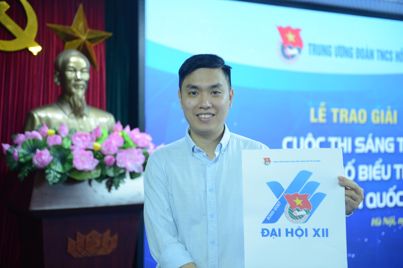 Tác giả Vũ Hồng Quân đạt giải Nhất được nhận phần thưởng trị giá 30 triệu đồng cùng Giấy chứng nhận của cuộc thi. (Ảnh: Dương Triều)