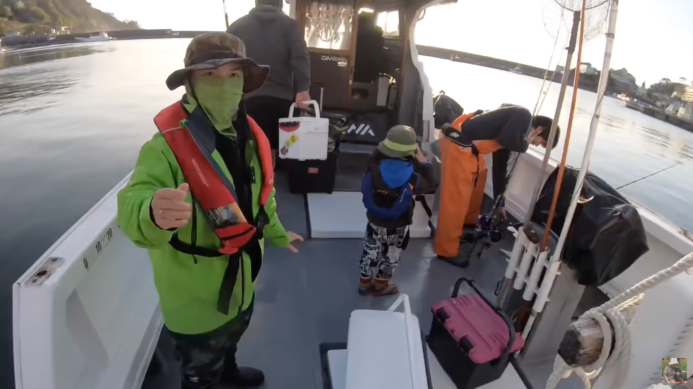 Gia đình Quỳnh Trần JP đi câu hải sản.