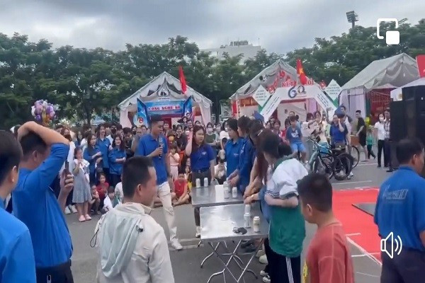 Người dẫn chương trình liên tục hô hào, cổ vũ. (Ảnh cắt từ clip) Người dẫn chương trình liên tục hô hào, cổ vũ. (Ảnh cắt từ clip)