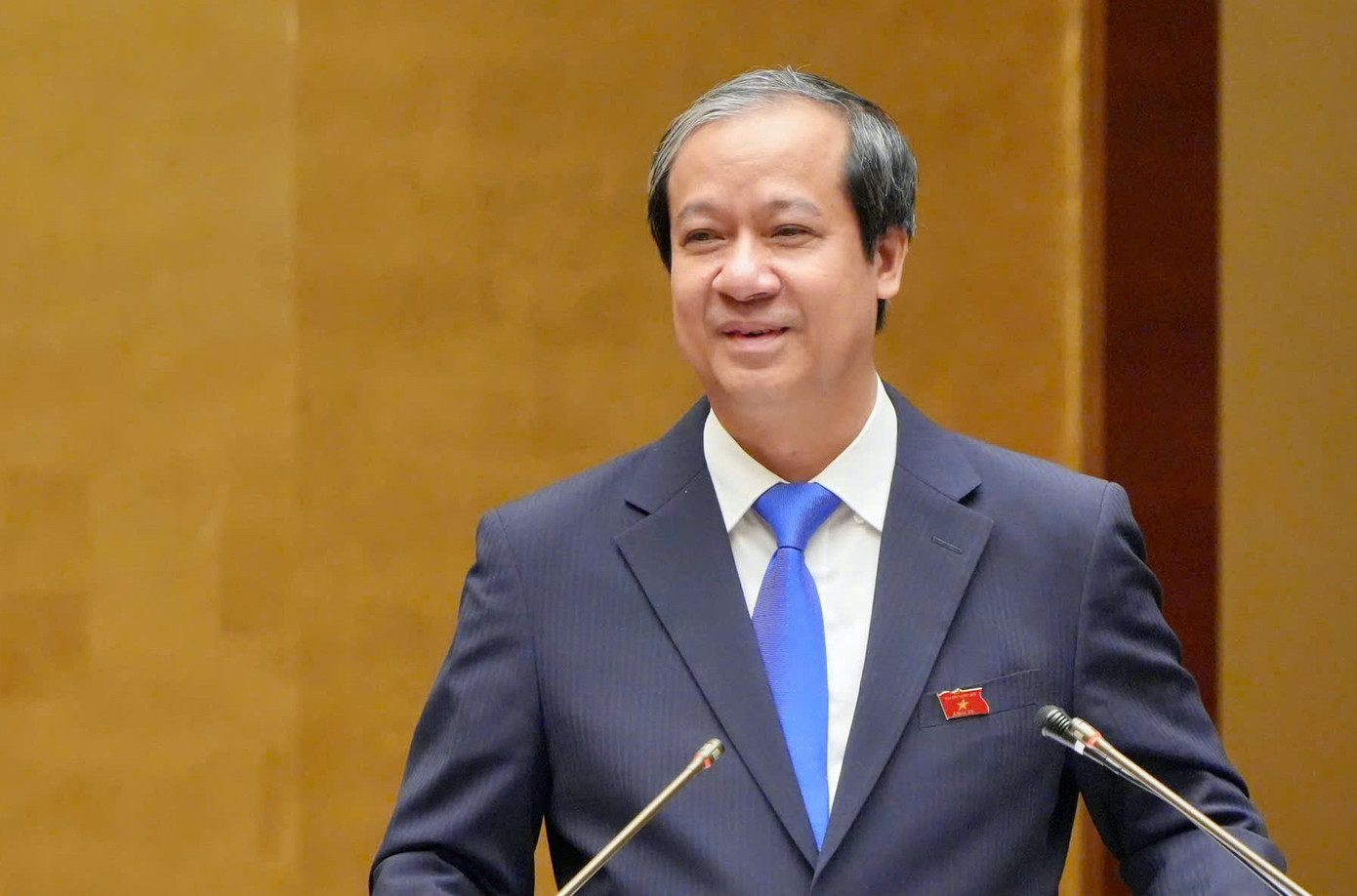 Đồng chí Nguyễn Kim Sơn, Bộ trưởng Bộ GD&amp;ĐT phát biểu, trao đổi với đại biểu Quốc hội trẻ em về chủ đề của phiên họp.