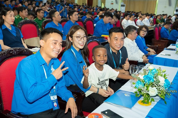 Đại hội còn có sự tham dự của Đại biểu khách mời Phạm Quang Linh, MC Khánh Vy.