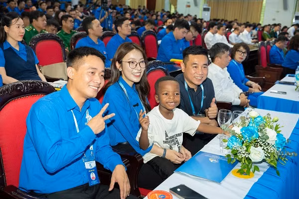 Đại hội còn có sự tham dự của Đại biểu khách mời Phạm Quang Linh, MC Khánh Vy.