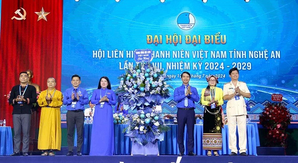 Đồng chí Nguyễn Ngọc Lương - Bí thư Thường trực Ban Chấp hành Trung ương Đoàn, Chủ tịch Hội Liên hiệp Thanh niên Việt Nam tặng hoa chúc mừng Đại hội. (Ảnh: Đức Anh)