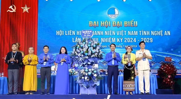 Đồng chí Nguyễn Ngọc Lương - Bí thư Thường trực Ban Chấp hành Trung ương Đoàn, Chủ tịch Hội Liên hiệp Thanh niên Việt Nam tặng hoa chúc mừng Đại hội. (Ảnh: Đức Anh)