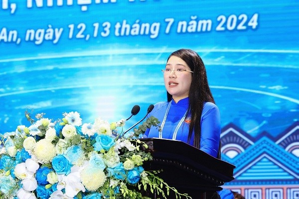 Đồng chí Nguyễn Thị Phương Thúy - Ủy viên Ủy ban Trung ương Hội Liên hiệp Thanh niên Việt Nam, Bí thư Tỉnh đoàn, Chủ tịch Hội Liên hiệp Thanh niên Việt Nam tỉnh Nghệ An phát biểu khai mạc Đại hội. (Ảnh: Đức Anh)